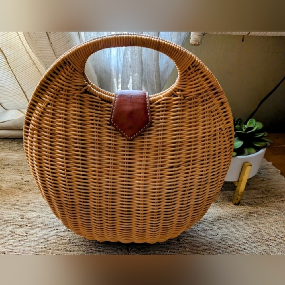 J McLaughlin • Victoria Wicker Picnic Style Bag - Picture 2 of 7